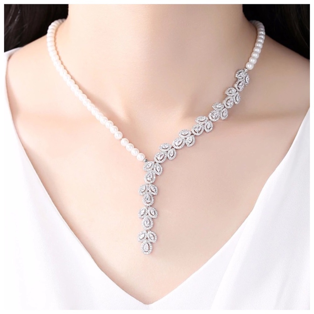 🌺 Swarovski Crystals The Elide Necklace Set - Picture 3 of 5